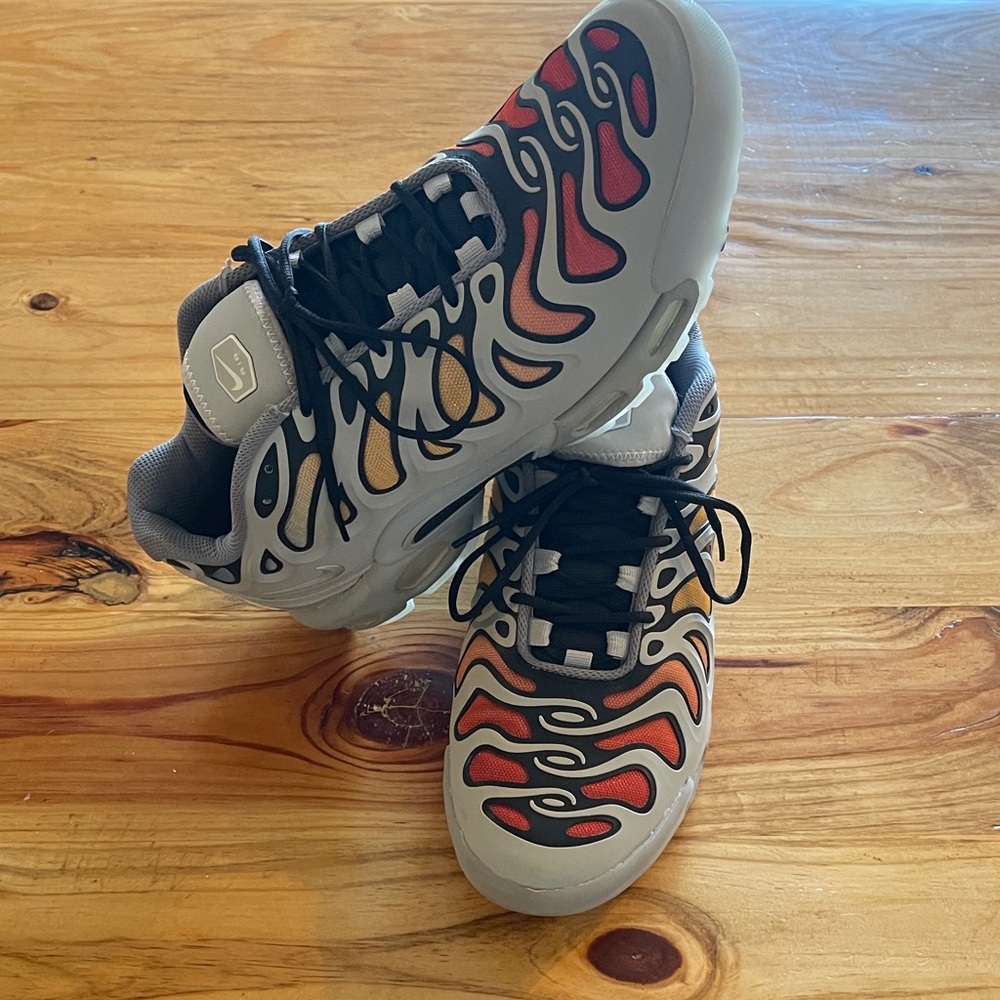 Nike Air Max Plus Men’s Athletic Shoes in Gray with Multicolored Accents